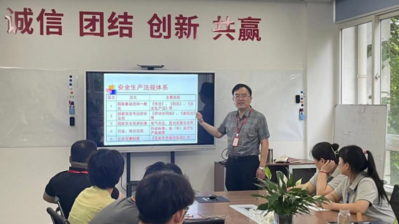 小标题：职场竞争加剧，短期培训应运而生